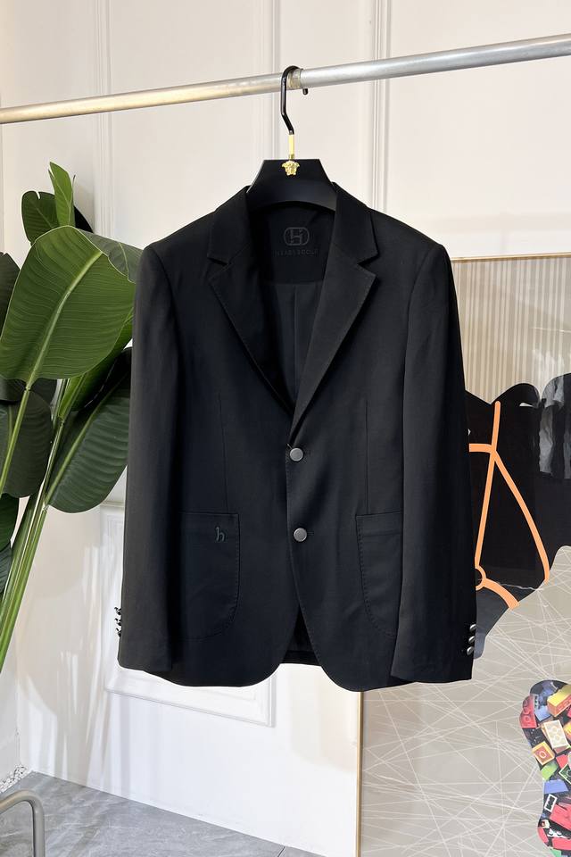 爱玛仕 2025Ss贺岁款春装大爆款休闲西装外套 最为时尚简约设计，大气得体，随意中凸显精致。面料 此款科技定制聚酯纤维面料， 不是传统的设计 更加显得年轻时尚