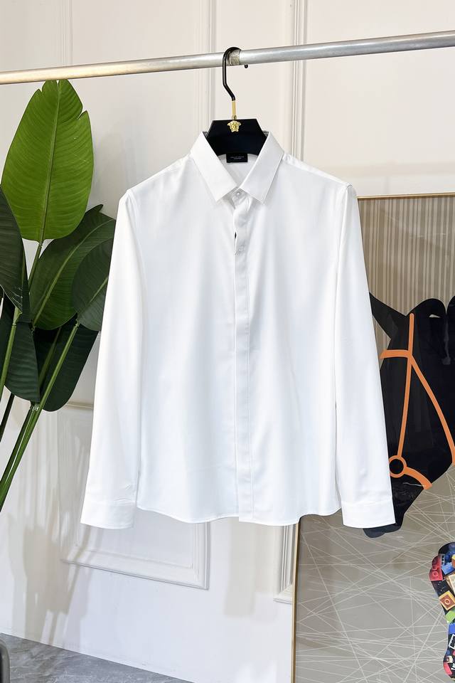 Dg Ss时尚大爆款精品长袖衬衫，贸易公司渠道货，品相完美如斯，属于入柜级别，可预见性的爆款，高级定制进口高级棉混纺面料，大师级剪裁，质感无敌，亲肤性极佳，非常