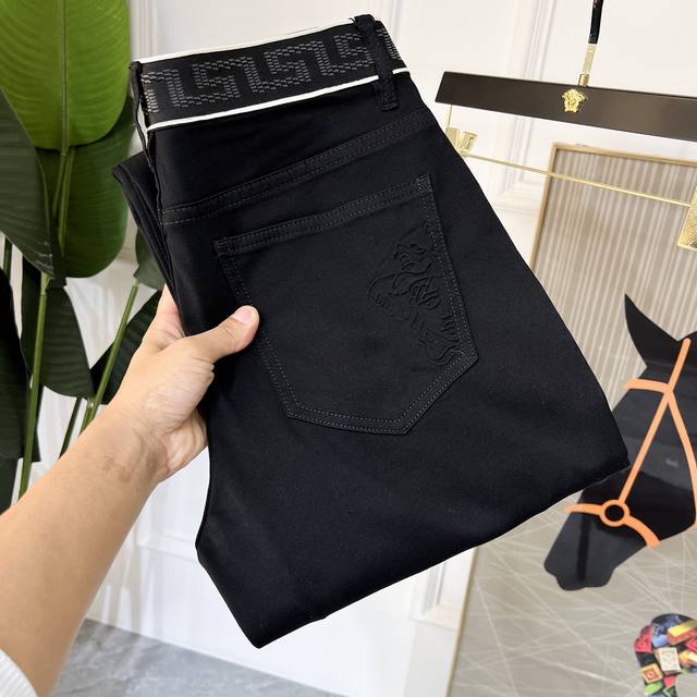 范思哲 2025Ss蛇年春夏贺岁款宽腿牛仔裤。原单1:1制作，日常必备的完美之选，简单大气亦时尚有型，定制进口丹宁面料 ，重工洗水工艺，做工复杂工艺精湛。轻松迎