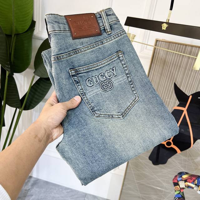 古奇 2025Ss蛇年春夏贺岁款宽腿牛仔裤。原单1:1制作，日常必备的完美之选，简单大气亦时尚有型，定制进口丹宁面料 ，重工洗水工艺，做工复杂工艺精湛。轻松迎合