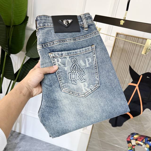 普拉达 2025Ss蛇年春夏贺岁款宽腿牛仔裤。原单1:1制作，日常必备的完美之选，简单大气亦时尚有型，定制进口丹宁面料 ，重工洗水工艺，做工复杂工艺精湛。轻松迎