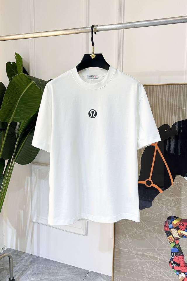 Lulu 2025Ss蛇年贺岁款春夏精品微阔版短袖T恤 官网同步 高端品质 定制顶级长绒棉面料，顶级大厂1:1制作，时尚大牌重工艺Logo设计，手感柔软细腻 穿