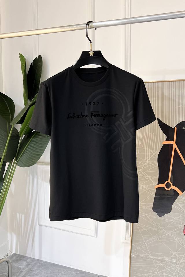 菲拉格慕 2025Ss蛇年贺岁款春夏精品短袖T恤 官网同步 高端品质 定制顶级丝光棉面料，顶级大厂1:1制作，时尚大牌重工艺Logo设计，手感柔软细腻 穿着亲肤