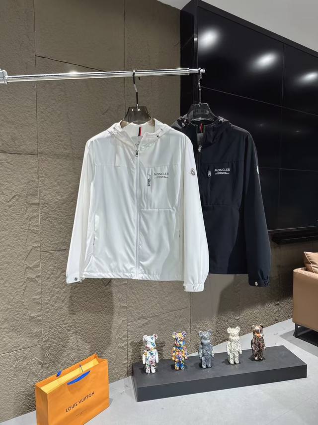 Monci*R 蒙*口 2025 春夏新款男士休闲夹克外套。最新上柜系列，专柜在售系列。来自大佬级的一线工厂P，品相足够完美！非常有调调的一款单品，高级定制面料