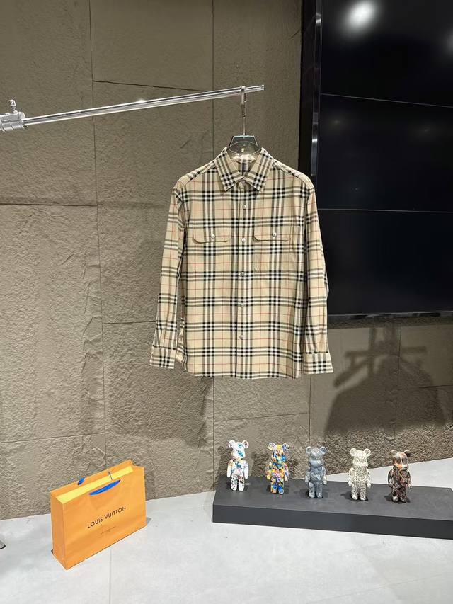 Burberr*Y 巴宝*莉 2025 春夏新款男士休闲夹克外套。最新上柜系列，专柜在售系列。来自大佬级的一线工厂P，品相足够完美！非常有调调的一款单品，高级定