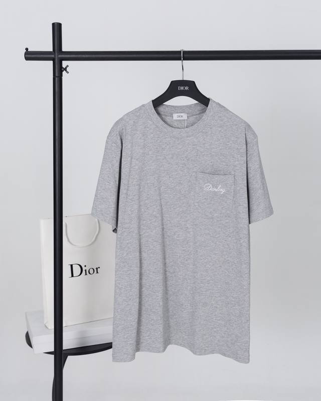 顶级版本.官网品质 Dior迪奥 Cd之爱口袋刺绣短袖T恤 这款 T恤是二零二五冬季男装系列新品，饰以灵感源自档案的之爱刺绣承传致敬。采用白色棉质平纹针织面料精