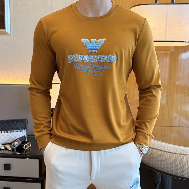 阿玛尼 Ss秋季大爆新款，最高版本时尚套头卫衣、每年必出的经典之作。受各大明星的青睐推崇，精选高端欧棉混纺面料，重工艺制作，原版五金辅料Logo设计，柔软顺滑，