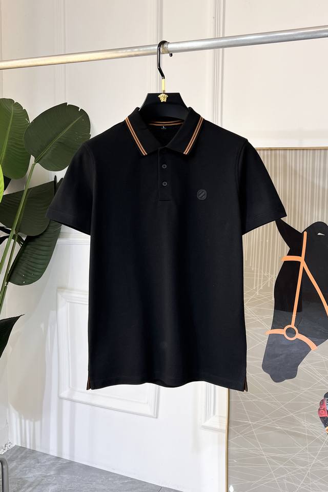 年后退换 杰尼娅 2025Ss蛇年春夏新款Polo领短袖系列。精选优质珠地棉面料，时尚大牌元素Logo设计，上身版型超赞，面料细腻舒适透气，随意搭配都超级好看时