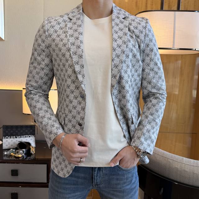 迪奥 2025Ss贺岁款春装大爆款休闲针织西装外套 最为时尚简约设计，大气得体，随意中凸显精致。面料 此款科技定制聚酯纤维面料， 不是传统的设计 更加显得年轻时