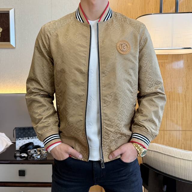 年后退换 巴宝莉 Ss秋装大爆款夹克外套，市场最高版本！定制高品质聚酯纤维面料！顶级时尚大牌元素Logo设计，三标齐全！原版五金辅料，线条流畅，工艺精致，上身版