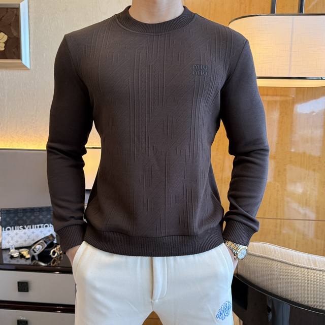 年后退换 谬谬 Ss秋季大爆新款，最高版本时尚套头厚款加绒卫衣、每年必出的经典之作。受各大明星的青睐推崇，精选高端欧棉混纺面料，重工艺制作，原版五金辅料Logo