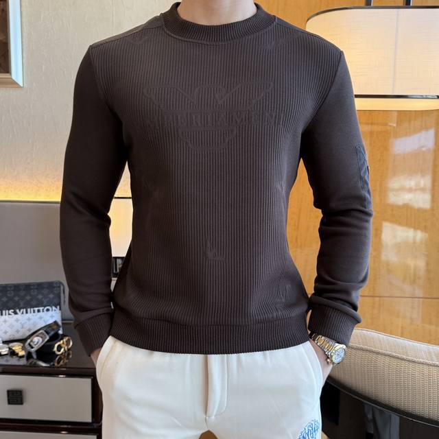 年后退换 阿玛尼 Ss秋季大爆新款，最高版本时尚套头厚款加绒卫衣、每年必出的经典之作。受各大明星的青睐推崇，精选高端欧棉混纺面料，重工艺制作，原版五金辅料Log