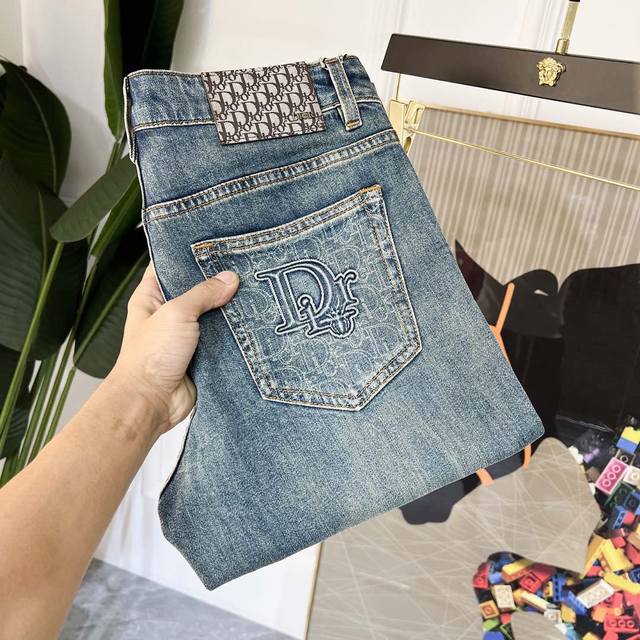 年后退换 迪奥 2025Ss蛇年春夏贺岁款牛仔裤。原单1:1制作，日常必备的完美之选，简单大气亦时尚有型，定制进口丹宁面料 ，重工洗水工艺，做工复杂工艺精湛。轻