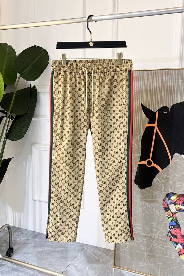 年后退换 古奇 2025Ss蛇年春夏专柜同步爆款休闲裤，本季必入百搭款式，上身极为出挑，超级百搭款 ，原版1:1复刻，三标齐全！专柜最新时尚元素设计，进口定织高