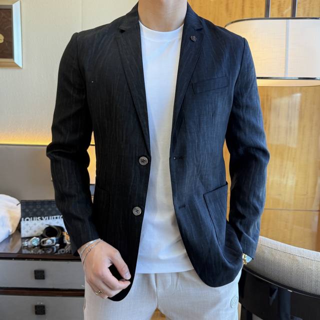 年后退换 Lp诺悠 2025Ss贺岁款春装大爆款休闲亚麻西装外套 最为时尚简约设计，大气得体，随意中凸显精致。面料 此款科技定制聚酯纤维面料， 不是传统的设计