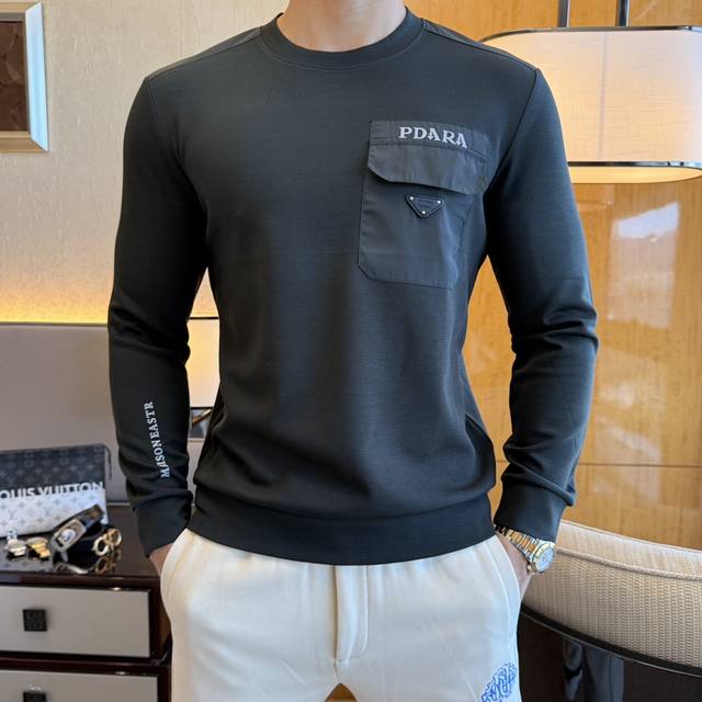 年后退换 普拉达 Ss秋季大爆新款，最高版本时尚套头卫衣、每年必出的经典之作。受各大明星的青睐推崇，精选高端欧棉混纺面料，重工艺制作，原版五金辅料Logo设计，