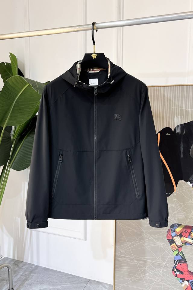 年后退换 巴宝莉 2025Ss蛇年贺岁款春装夹克外套，定制高品质聚酯纤维面料！顶级时尚大牌元素Logo设计，三标齐全！原版五金辅料，线条流畅，工艺精致，上身版型