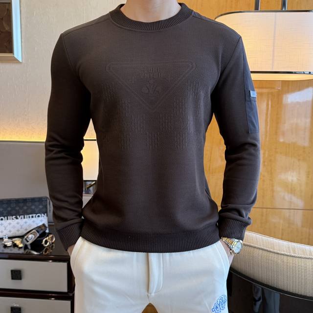 年后退换 普拉达 Ss秋季大爆新款，最高版本时尚套头厚款加绒卫衣、每年必出的经典之作。受各大明星的青睐推崇，精选高端欧棉混纺面料，重工艺制作，原版五金辅料Log