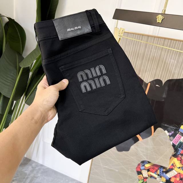 年后退换 谬谬 2025Ss蛇年春夏贺岁款牛仔裤。原单1:1制作，日常必备的完美之选，简单大气亦时尚有型，定制进口丹宁面料 ，重工洗水工艺，做工复杂工艺精湛。轻