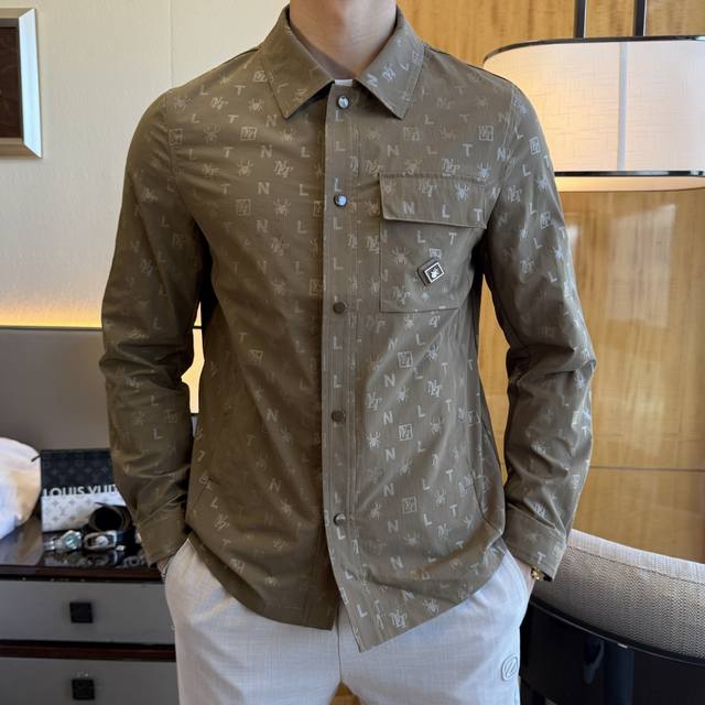 年后退换 迪奥 2025Ss蛇年贺岁款春装夹克外套，定制高品质聚酯纤维面料！顶级时尚大牌元素Logo设计，三标齐全！原版五金辅料，线条流畅，工艺精致，上身版型超