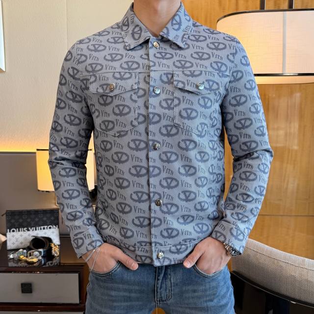 年后退换 华伦天奴 2025Ss蛇年贺岁款春装夹克外套，定制高品质聚酯纤维面料！顶级时尚大牌元素Logo设计，三标齐全！原版五金辅料，线条流畅，工艺精致，上身版