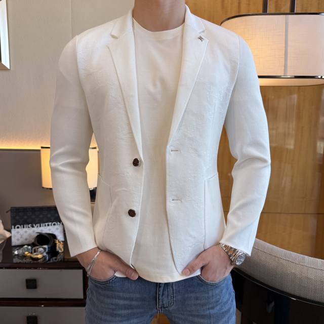 年后退换 Lv 2025Ss贺岁款春装大爆款休闲针织西装外套 最为时尚简约设计，大气得体，随意中凸显精致。面料 此款科技定制聚酯纤维面料， 不是传统的设计 更加