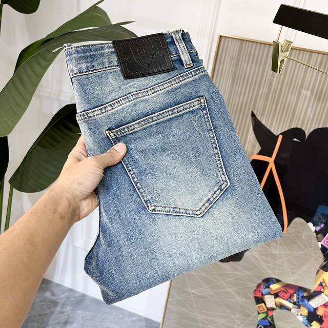 年后退换 Dg 2025Ss蛇年春夏贺岁款牛仔裤。原单1:1制作，日常必备的完美之选，简单大气亦时尚有型，定制进口丹宁面料 ，重工洗水工艺，做工复杂工艺精湛。轻
