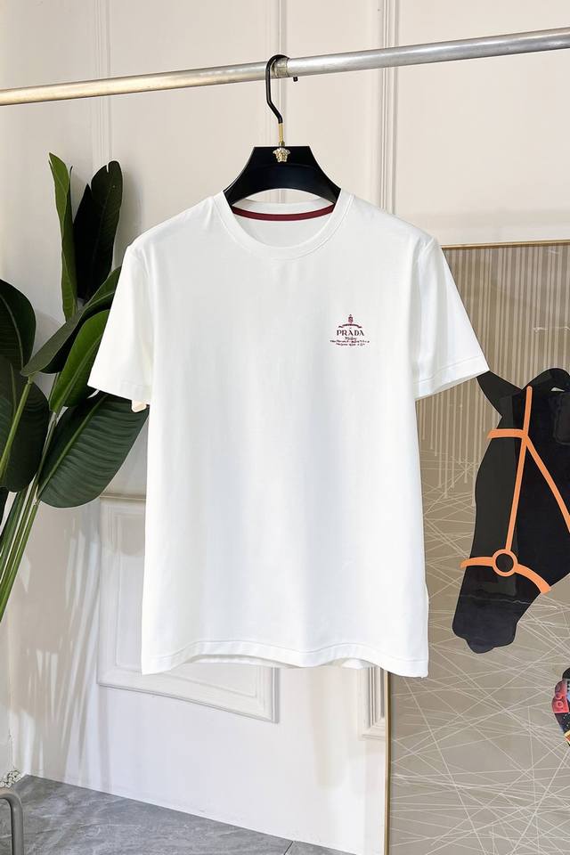 年后退换 普拉达 2025Ss蛇年贺岁款春夏精品短袖T恤 官网同步 高端品质 定制顶级丝光棉面料，顶级大厂1:1制作，时尚大牌重工艺Logo设计，手感柔软细腻