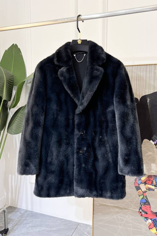 年后退换 Lv Ss秋冬新品男士金貂绒外套、最新工艺压模印花外套香港洋行出品，高端私密渠道货源，重磅级臻品，专柜同渠道订单，品相一流。超奢华重磅的一款无敌装备，