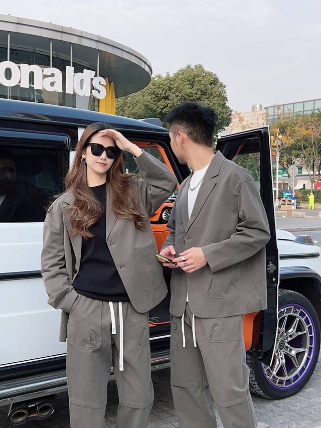 年后退换 杰尼娅 Ss秋装新品休闲西服套装！明星最爱时装味休闲套装 简单大方，官网1：1工艺设计！干净利落剪裁 都市风十足 可供独家顶级定制面料，手感软糯干爽，