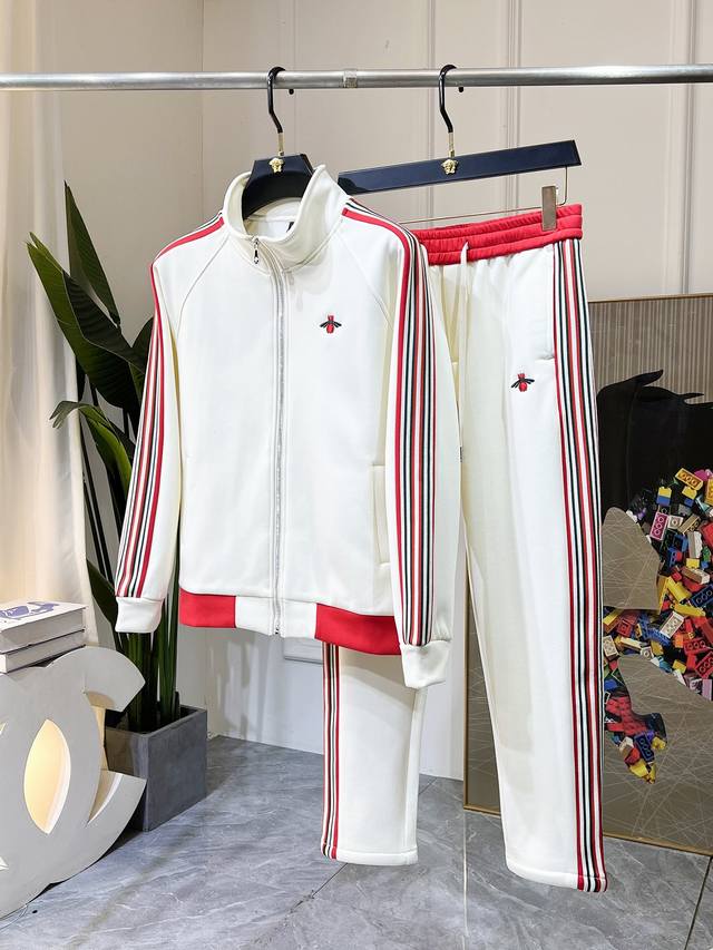 支持年后退换 古奇 Ss秋装新品加绒加厚休闲夹克套装！明星最爱时装味休闲套装 简单大方，官网1：1工艺设计！干净利落剪裁 都市风十足 可供独家顶级定制面料，手感