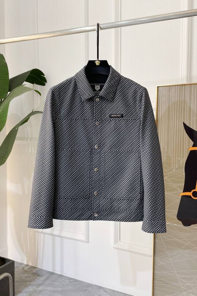 年后退换 V伦天奴- Ss春装大爆款薄款夹克外套，定制高品质聚酯纤维面料！顶级时尚大牌元素Logo设计，三标齐全！原版五金辅料，线条流畅，工艺精致，上身版型超赞