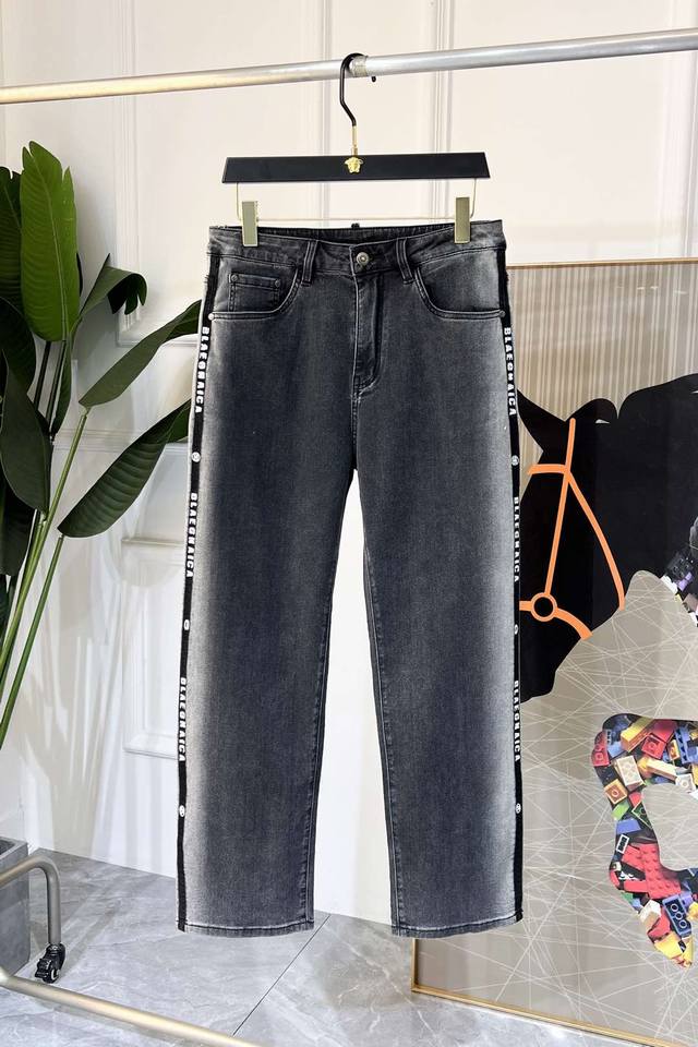 年后退换 巴黎世家 2025Ss蛇年春夏贺岁款宽腿牛仔裤。原单1:1制作，日常必备的完美之选，简单大气亦时尚有型，定制进口丹宁面料 ，重工洗水工艺，做工复杂工艺