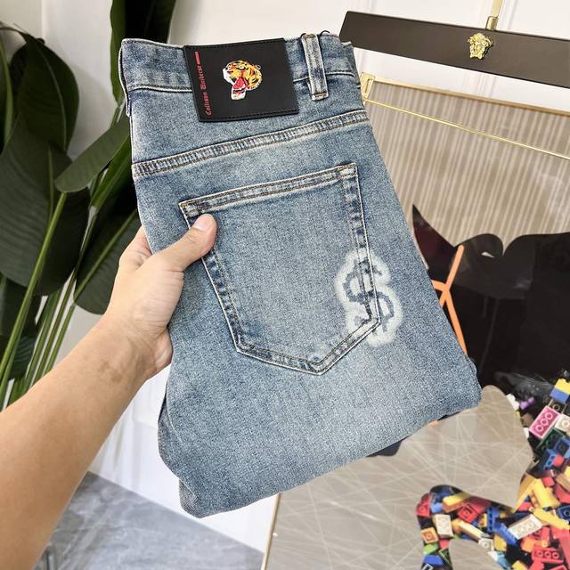 年后退换 古奇 2025Ss蛇年春夏贺岁款牛仔裤。原单1:1制作，日常必备的完美之选，简单大气亦时尚有型，定制进口丹宁面料 ，重工洗水工艺，做工复杂工艺精湛。轻