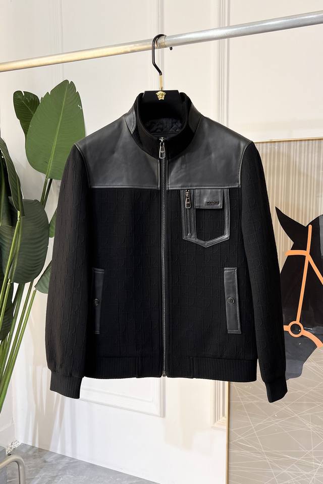 年后退换 迪奥 Ss秋装大爆款真皮拼接羊毛夹克外套，定制高品质聚酯纤维+绵羊毛面料！顶级时尚大牌元素Logo设计，三标齐全！原版五金辅料，线条流畅，工艺精致，上