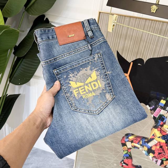 年后退换 芬迪 2025Ss蛇年春夏贺岁款牛仔裤。原单1:1制作，日常必备的完美之选，简单大气亦时尚有型，定制进口丹宁面料 ，重工洗水工艺，做工复杂工艺精湛。轻