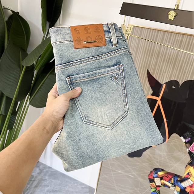 年后退换 克罗芯 2025Ss蛇年春夏贺岁款牛仔裤。原单1:1制作，日常必备的完美之选，简单大气亦时尚有型，定制进口丹宁面料 ，重工洗水工艺，做工复杂工艺精湛。