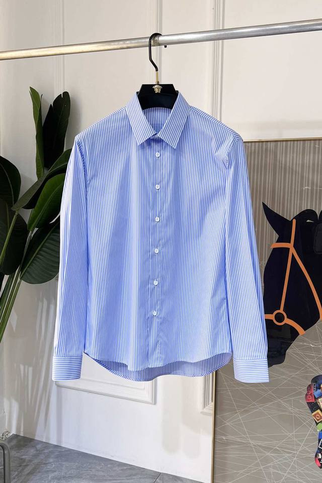 年后退换 普拉达 Ss时尚大爆款精品长袖衬衫，贸易公司渠道货，品相完美如斯，属于入柜级别，可预见性的爆款，高级定制进口高级棉混纺面料，大师级剪裁，质感无敌，亲肤