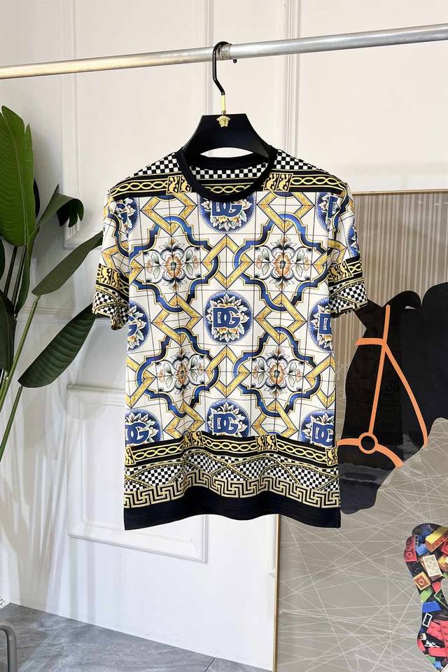 年后退换 Dg 2025Ss蛇年贺岁款春夏精品5D印花短袖T恤 官网同步 高端品质 定制顶级双丝光棉面料，顶级大厂1:1制作，时尚大牌重工艺Logo设计，手感柔