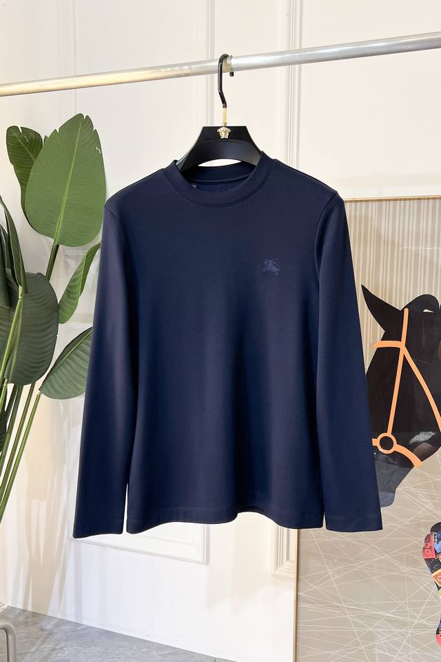 年后退换 巴宝莉 高端成衣系列24Ss秋冬季节新品时尚轻奢经典时尚圆领长袖！秋冬必入的单品，轻熟男士穿搭！ 精致常规的版型，俗称经典简洁干练，实穿性佳经典的纯色