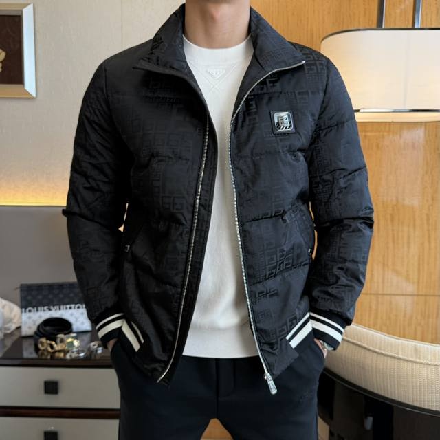 年后退换 纪梵希 Ss专柜大爆款时尚羽绒夹克外套，采用高档聚酯纤维面料制作，重工艺设计，专柜最新品牌元素设计，让男人更帅气有型，面料贴身舒适，保暖性非常强！定制