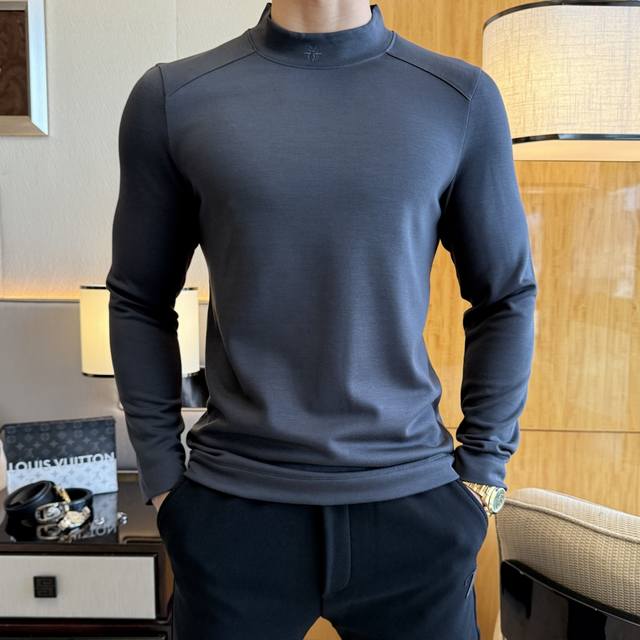 年后退换 迪奥 Ss秋装大爆款薄绒长袖T恤，采用定制高级棉混纺面料 时尚大牌元素Logo设计，柔软细腻舒适保暖，多重工艺制作，男人的衣柜都少不了基础打底衫 随时