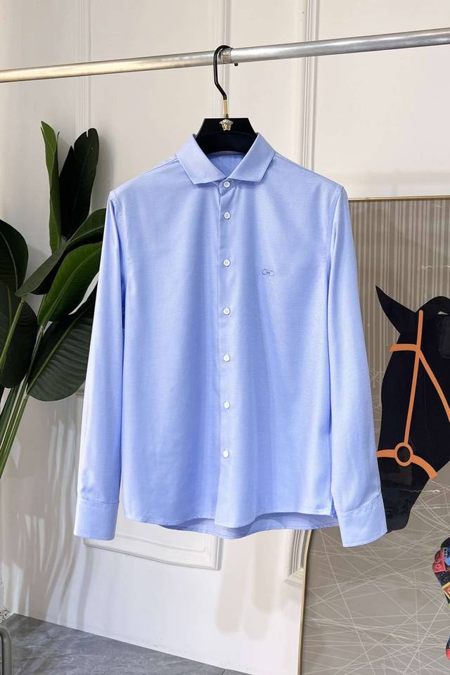 年后退换 菲拉格慕 Ss时尚大爆款精品长袖衬衫，贸易公司渠道货，品相完美如斯，属于入柜级别，可预见性的爆款，高级定制进口高级棉混纺面料，大师级剪裁，质感无敌，亲