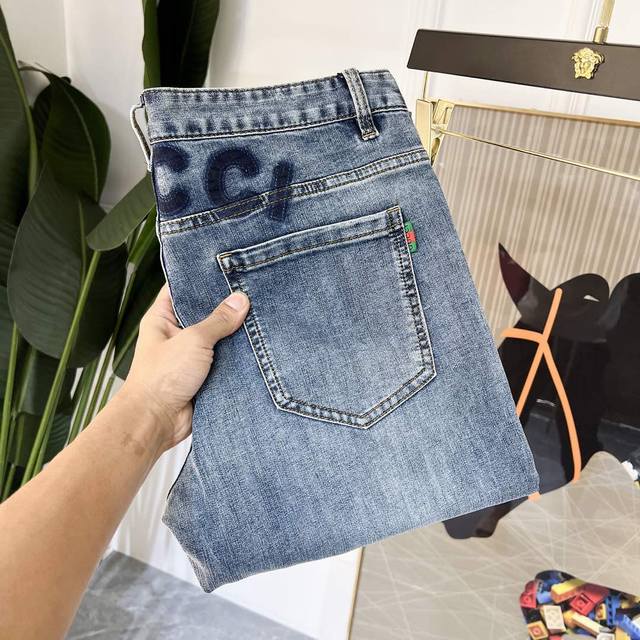 年后退换 古奇 2025Ss蛇年春夏贺岁款牛仔裤。原单1:1制作，日常必备的完美之选，简单大气亦时尚有型，定制进口丹宁面料 ，重工洗水工艺，做工复杂工艺精湛。轻