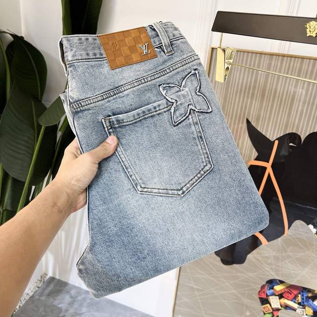 年后退换 Lv 2025Ss蛇年春夏贺岁款牛仔裤。原单1:1制作，日常必备的完美之选，简单大气亦时尚有型，定制进口丹宁面料 ，重工洗水工艺，做工复杂工艺精湛。轻