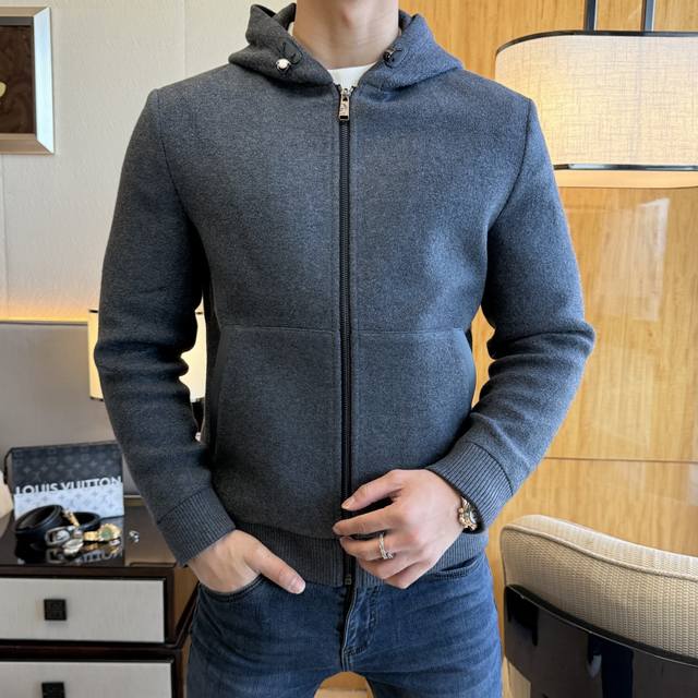 年后退换 迪奥 Ss大爆款针织羊毛夹克外套，定制高品质聚酯纤维面料！顶级时尚大牌元素Logo设计，三标齐全！原版五金辅料，线条流畅，工艺精致，上身版型超赞，面料