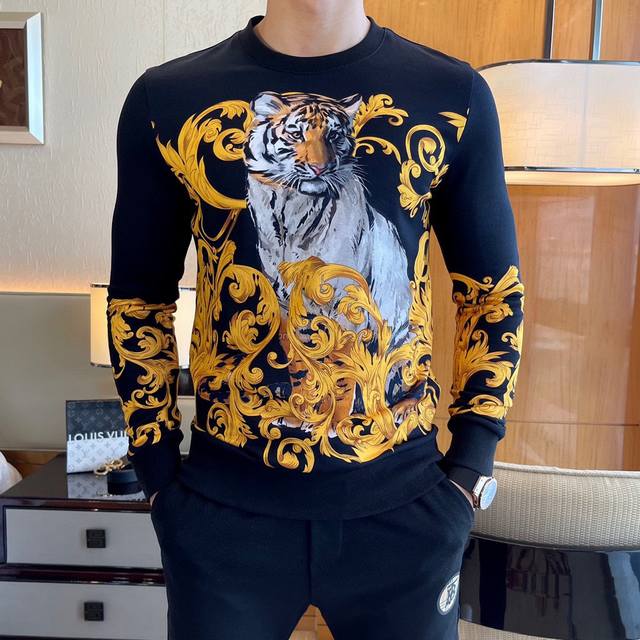 年后退换 范思哲- Ss秋季大爆新款，最高版本时尚欧货印花卫衣、每年必出的经典之作。受各大明星的青睐推崇，精选高端欧棉面料，重工数码印花工艺设计，柔软顺滑，质地