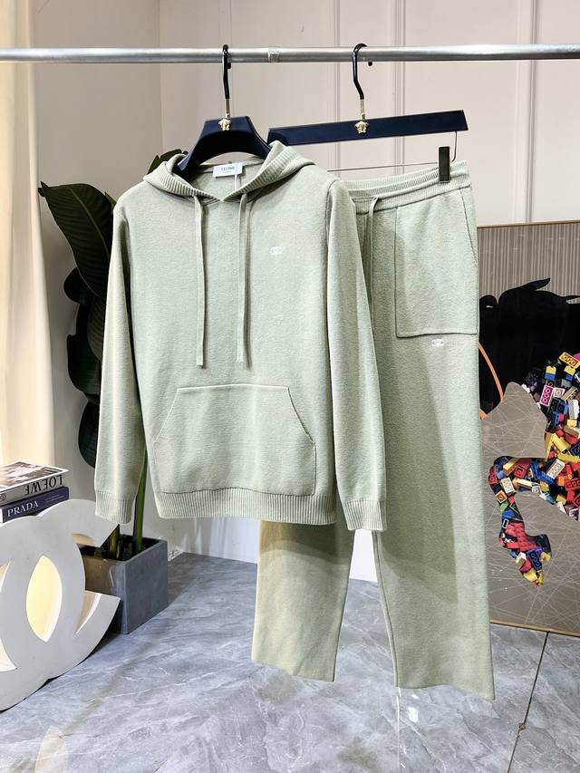 支持年后退换 赛琳 Ss秋装新品针织羊毛套装！明星最爱时装味休闲套装 简单大方，官网1：1工艺设计！干净利落剪裁 都市风十足 可供独家顶级定制面料，手感软糯干爽