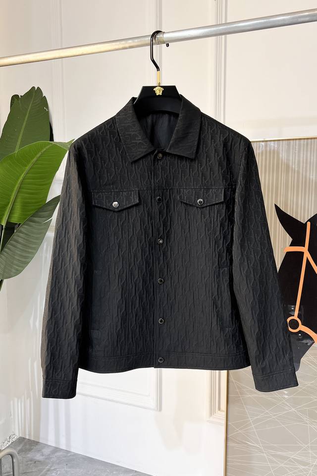 年后退换 迪奥 Ss秋装大爆款夹克外套，定制高品质聚酯纤维面料！顶级时尚大牌元素Logo设计，三标齐全！原版五金辅料，线条流畅，工艺精致，上身版型超赞，面料舒适