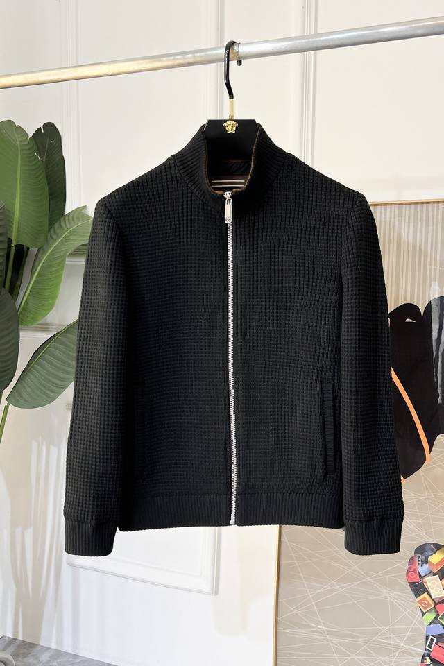 年后退换 杰尼娅 Ss秋装大爆款羊毛夹克外套，定制高品质聚酯纤维面料！顶级时尚大牌元素Logo设计，三标齐全！原版五金辅料，线条流畅，工艺精致，上身版型超赞，面